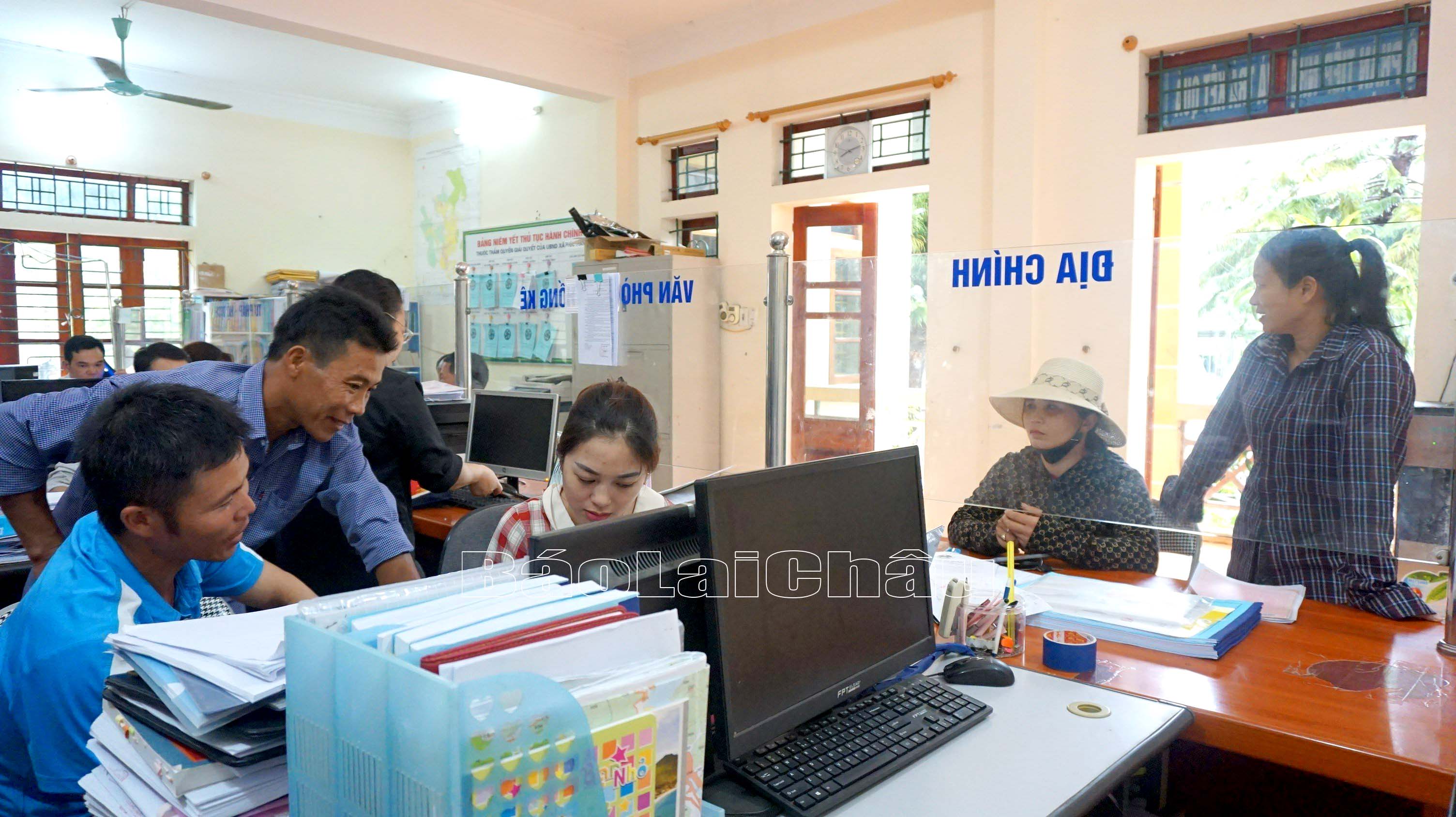 Bà con làm thủ tục hành chính tại bộ phận “một cửa” tại xã Phúc Than.